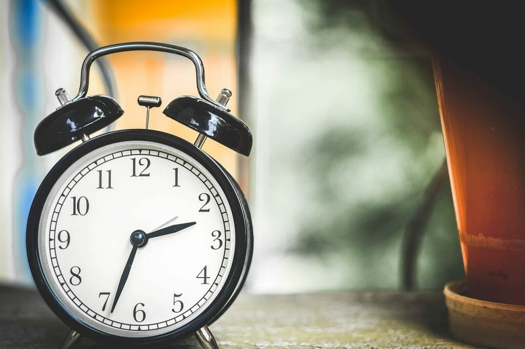 How to Find an Hour a Day for Your Freelance Side Hustle